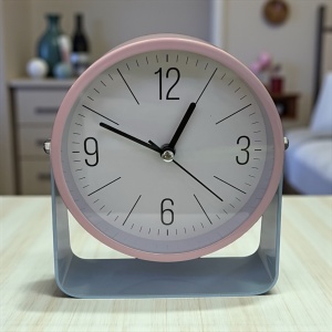 Ceas de masă minimalist cu ramă roz pal și suport albastra, ideal pentru birouri moderne,spații de lucru si casa