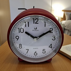 Ceas retro de masă cu design roșu și afișaj analogic clar, potrivit pentru apartamente moderne, birou