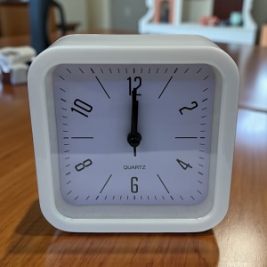 Ceas de masă analogic minimalist pătrat cu ramă alba și cadran alb, ideal pentru dormitor sau birou modern