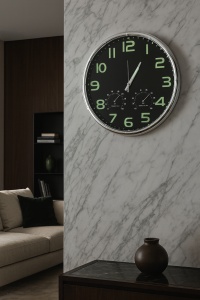 Ceas decorativ rotund cu cadran negru și numere verzi fosforescente, potrivit pentru living sau dormitor