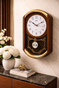 Ceas de perete vintage cu pendul decorativ, design clasic cu cadran mare și detalii aurii elegante, perfect pentru decor interior