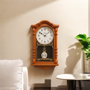 Ceas de perete vintage cu pendul decorativ, design clasic cu cadran mare și detalii ornamentale, ideal pentru decor interior.