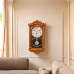 Ceas de perete vintage cu pendul, design clasic și cadran rotund, decor elegant pentru interior.