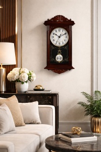 Ceas de perete elegant maro cu design clasic și pendul