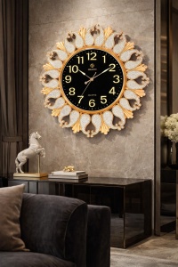 Ceas de perete modern negru cu design floral auriu si detalii decorative elegante