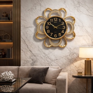 Ceas de perete modern negru cu design floral auriu si detalii decorative elegante