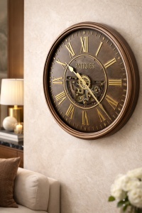 Ceas de perete vintage cu cifre romane și mecanism decorativ tip antic, design rustic pentru decor interior