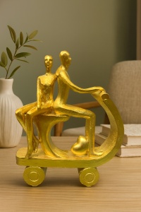Statuetă decorativă a unui cuplu modern pe vehicul stilizat, simbol al iubirii și aventuriiStatuetă decorativă a unui cuplu modern pe vehicul stilizat, simbol al iubirii și aventurii