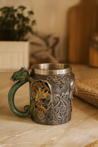 cană decorativă din rășină și metal cu mâner dragon verde și motive celtice