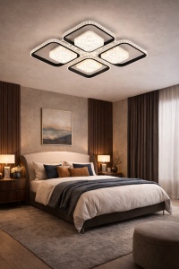 Lustră LED modernă cu patru module pătrate cristaline, încadrate în rame negre cu margini luminoase