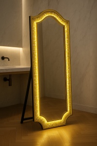 Oglindă de podea cu ramă de sticlă și cu strass auriu și iluminare LED