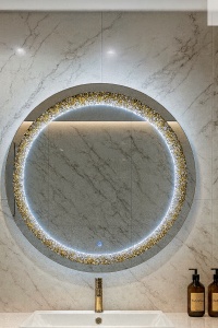 Oglindă rotundă de baie cu iluminare LED  și ramă de sticlă decorată cu strass auriu