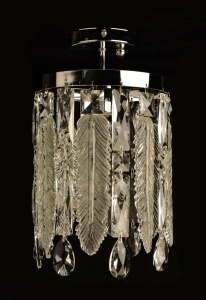 Lustră elegantă cu cristale decorative și finisaj modern, ideală pentru living sau dormitor
