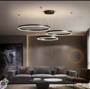 Lustră LED modernă cu trei inele suspendate, design contemporan reglabil pe înălțime și lumină uniformă