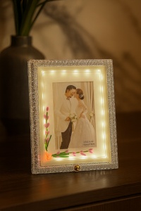 Ramă foto LED elegantă cu design floral romantic
