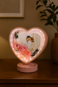 Ramă romantică inimă roz cu LED și decorațiuni florale