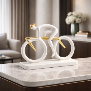 Statueta decorativa ciclist pe bicicleta, figurina moderna alb cu auriu