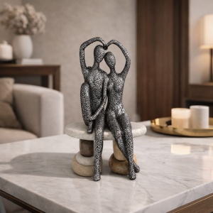 Statuetă de interior cu îndrăgostiți stil contemporan, cadou ideal pentru cupluri