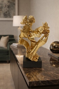 Decorațiune artistică aurie cu cuplu și flori