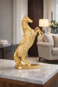 Statuetă cal cabrat auriu cu cristale decorative, simbol al succesului, puterii și prosperității