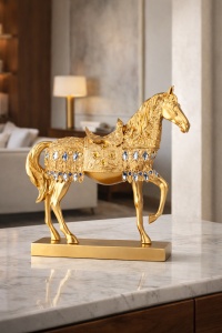 Statuetă decorativă cal elegant, figurina ornamentală pentru living sau birou
