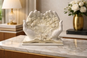 Statuetă decorativă creștină cu Cina cea de Taină sculptată în mâini, simbol al protecției divine