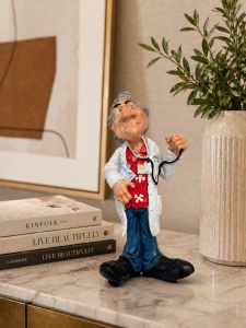 Statueta decorativa medic cu stetoscop, figurina haioasa pentru cabinet sau birou