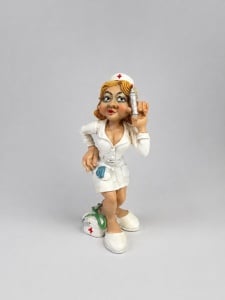 Statuetă Decorativă cu Asistentă Medicală în Stil Umoristic