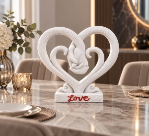 Statuetă Decorativă Două Mâini Împreunate în Inimă cu Mesaj Love - "Soveno" - Img 2