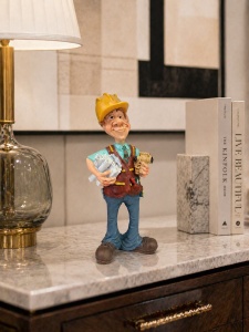 Statueta decorativa muncitor constructor cu casca galbena si unelte, figurina haioasa pentru birou