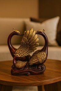 Ornament romantic cu lebede, figurină decorativă aurie și roșu-maroniu, simbol al iubirii