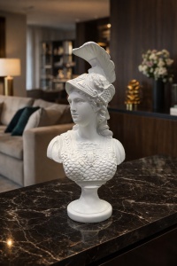 Statuetă artistică bust feminin cu coif și armură, simbol al curajului și înțelepciunii