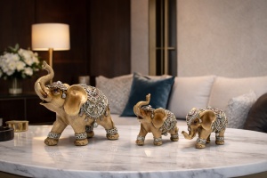 Set statuete elefanti decorativi aurii cu ornamente argintii figurine familie elefanti