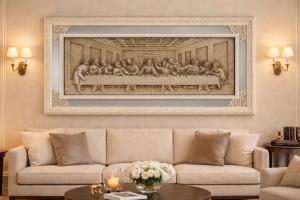 tablou cu scena Cina cea de Taină, relief crem, încadrat într-o ramă decorativă cu margini oglindă și accente baroce