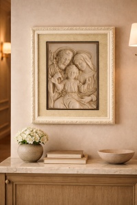 tablou religios reprezentând Sfânta Familie, relief alb-crem cu ramă decorativă clasică, finisaj elegant și detalii fine