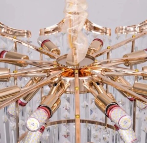 Candelabru auriu cu cristale, stil modern luxury pentru living