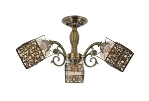 Candelabru clasic cu 3 brațe și abajururi metalice perforate, ideal pentru un iluminat decorativ cu accente vintage