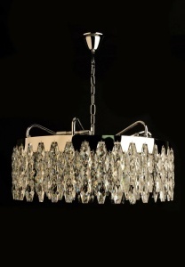 Candelabru elegant cu cristale transparente dispuse în trepte și structură metalică cromată