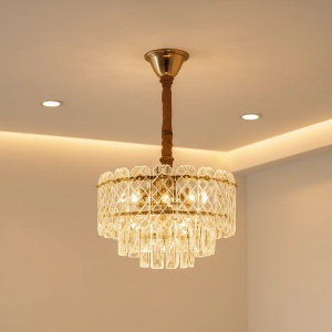 Candelabru luxos cu cristale transparente și finisaj auriu, ideal pentru living, dining sau spații elegante