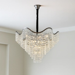Candelabru luxos cu cristale în cascadă, perfect pentru living sau dining, aducând eleganță și lumină spectaculoasă