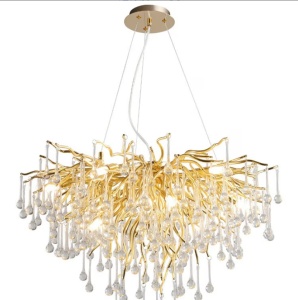 Candelabru modern auriu cu cristale tip picătură, design luxuriant organic și iluminare decorativă