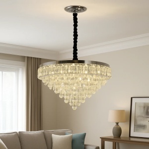 Candelabru modern cu cristale în formă de piramidă inversată, suspendat într-un living elegant