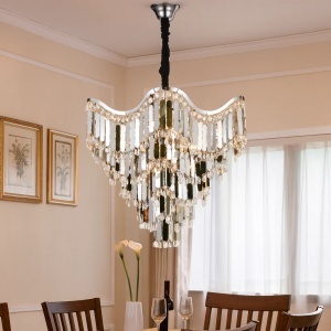 Candelabru elegant cu cristale în cascadă, design modern în formă de piramidă inversată, ideal pentru living sau holuri în stil luxos