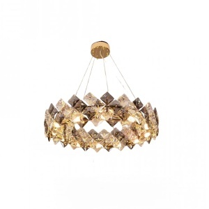 Candelabru modern cu cristale piramidale aurii, iluminare caldă și design circular elegant, ideal pentru living sau dining