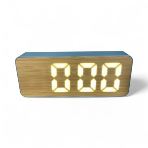 Ceas digital cu design din lemn și afișaj LED alb, ideal pentru dormitor sau birou modern