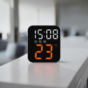 Ceas digital cu afișaj LED, temperatură și alarme multiple, pentru perete sau masă, design modern compact