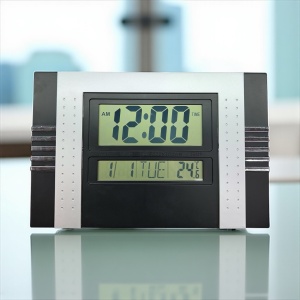 Ceas digital de birou cu afișaj LCD, funcții oră, dată, ziua săptămânii și temperatură, ideal pentru casă