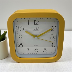 Ceas de birou pătrat cu design minimalist, ramă galbena și mecanism quartz, potrivit pentru apartamente, birou , masa