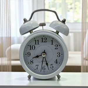 ceas de masă alb cu dublu clopot metalic, design retro elegant, cifre negre mari și alarma, ideal pentru dormitor sau birou