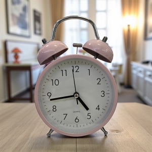 ceas de masă roz cu dublu clopot metalic, design retro elegant, cifre negre mari și alarma, ideal pentru dormitor sau birou